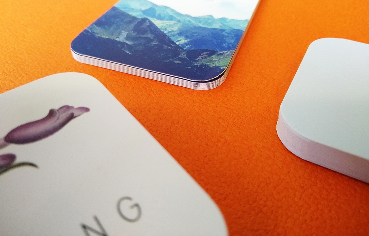 Colourful cards with a pronounced rounded-corner shape
