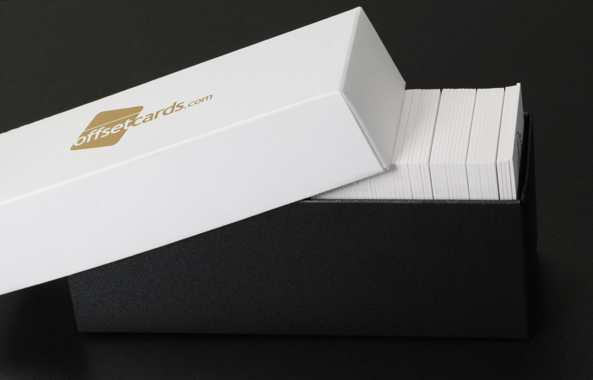 Close view of the black and white layers in Sirio Pearl Blend paper